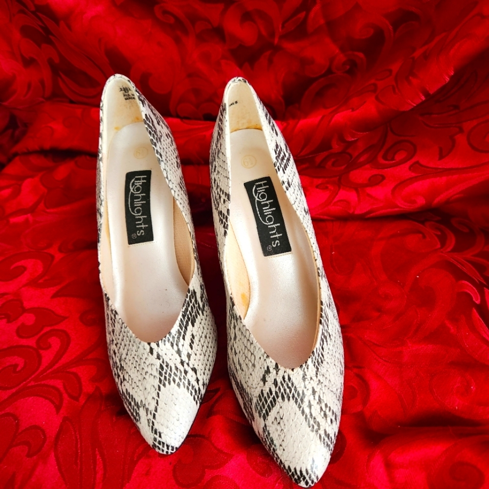 HIGHLIGHTS Brand Blk & White faux snake skin 2" stilleto heels size 7.